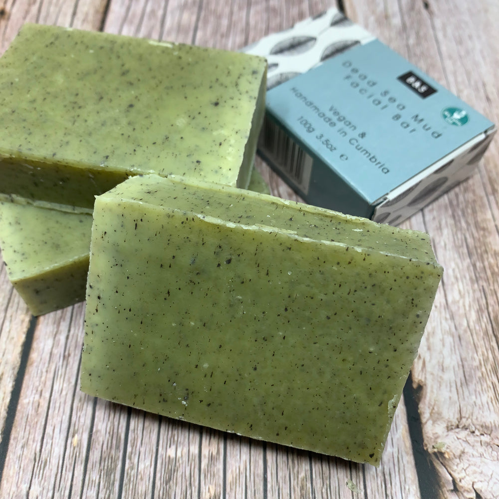 three green natural soap bars for face cleansing and a blue recycled packge by bain &amp; savon
