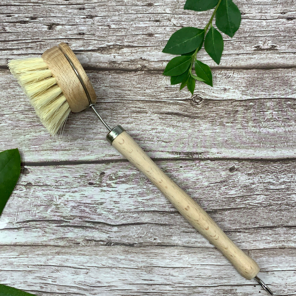 wooden cleaning brush with sisal fibres